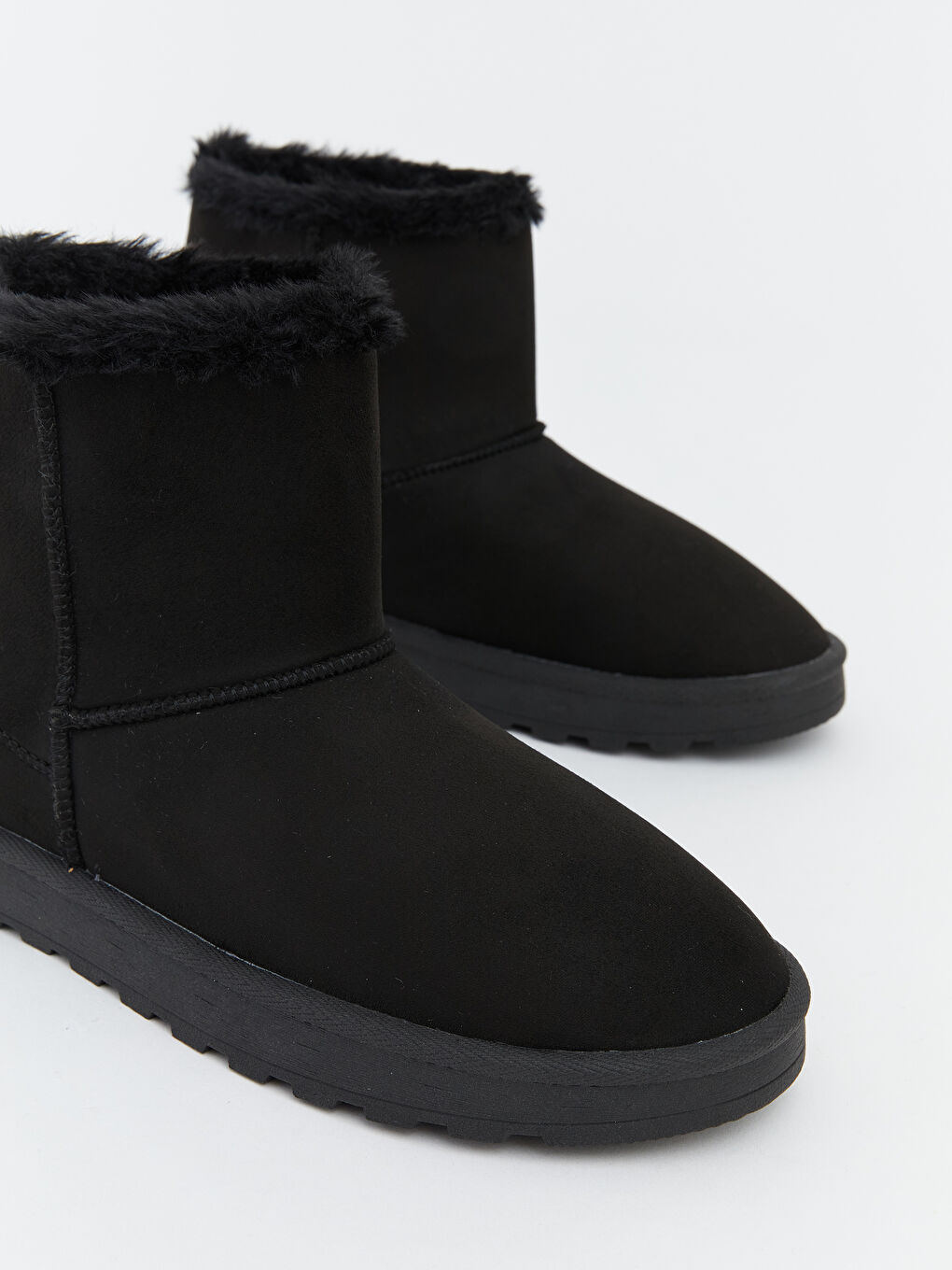 Siyah Süet Görünümlü Kadın Bot-2