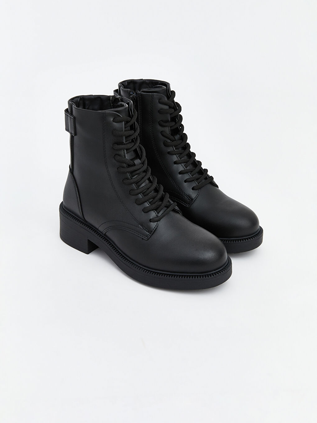 Siyah Deri Görünümlü Bağcıklı Kadın Bot