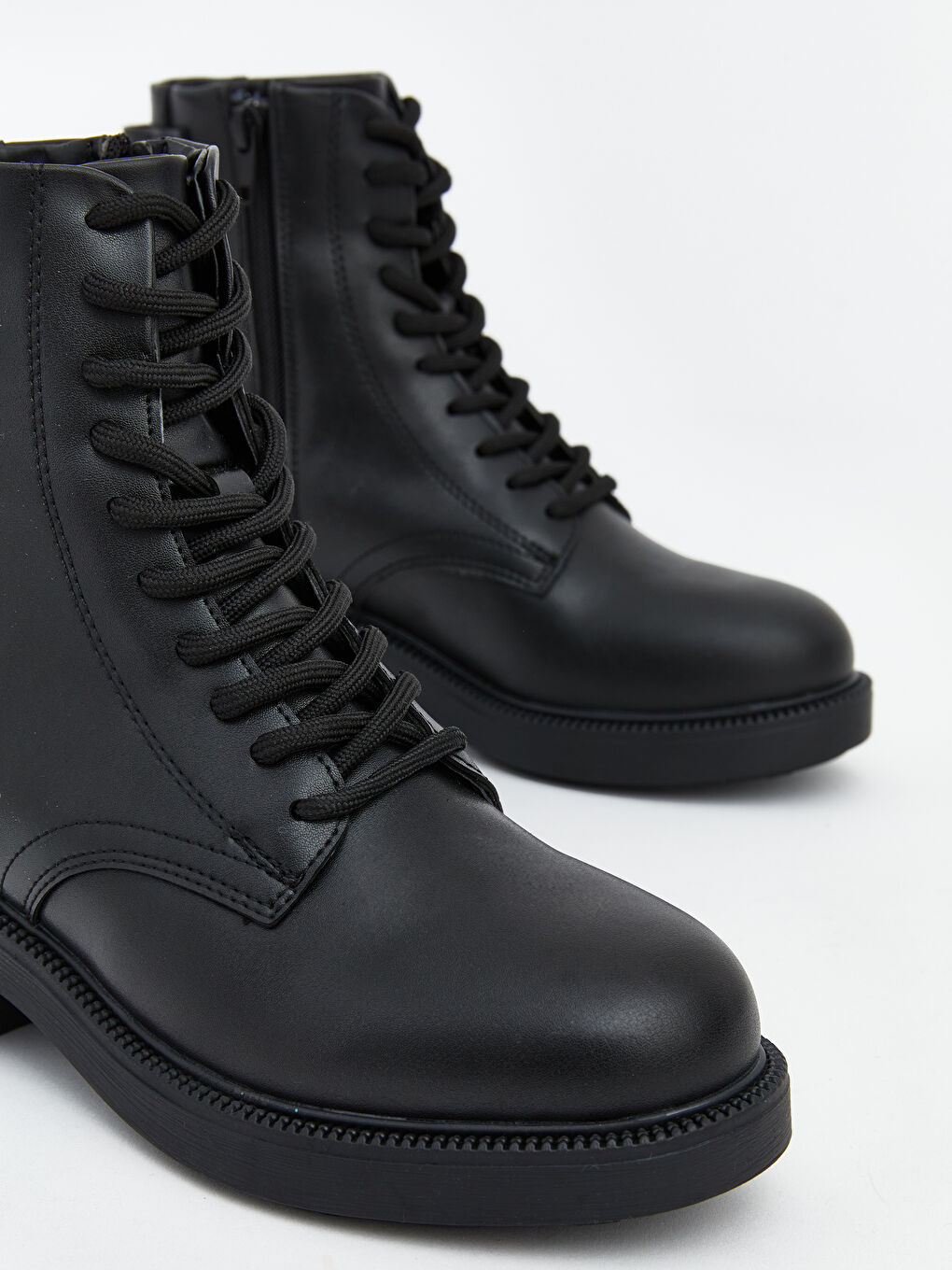 Siyah Deri Görünümlü Bağcıklı Kadın Bot-2