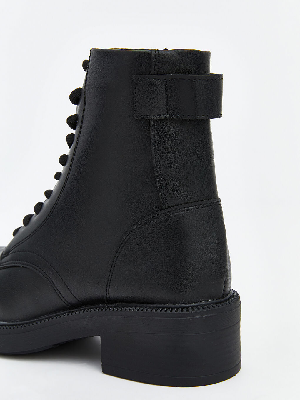 Siyah Deri Görünümlü Bağcıklı Kadın Bot-4