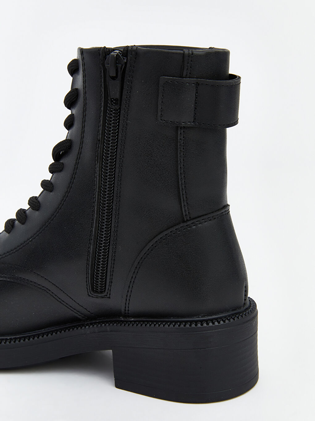 Siyah Deri Görünümlü Bağcıklı Kadın Bot-5