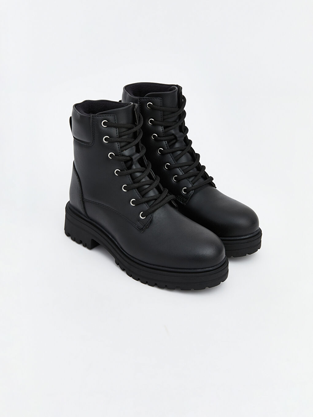 Siyah Deri Görünümlü Kadın Bot