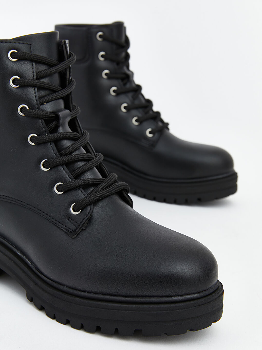 Siyah Deri Görünümlü Kadın Bot-2