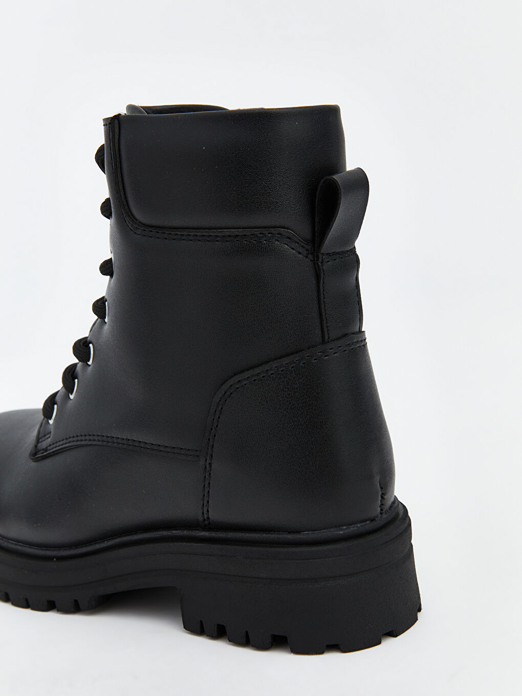 Siyah Deri Görünümlü Kadın Bot-4