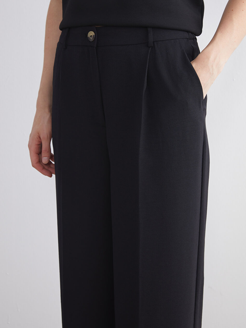 Siyah Beli Lastikli Geniş Paça Kadın Pileli Pantolon-3