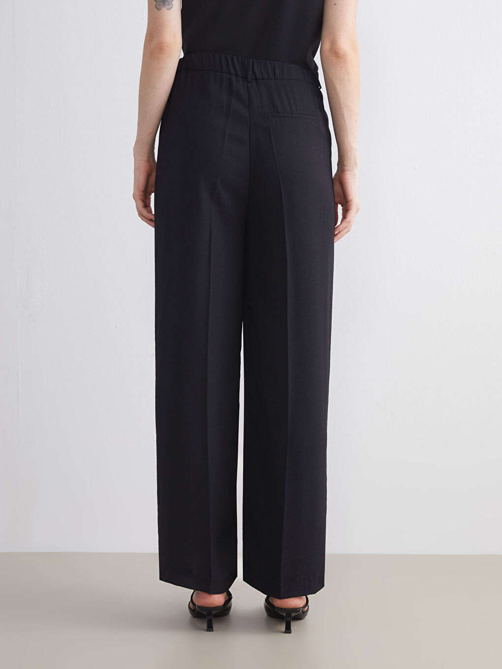 Siyah Beli Lastikli Geniş Paça Kadın Pileli Pantolon-4