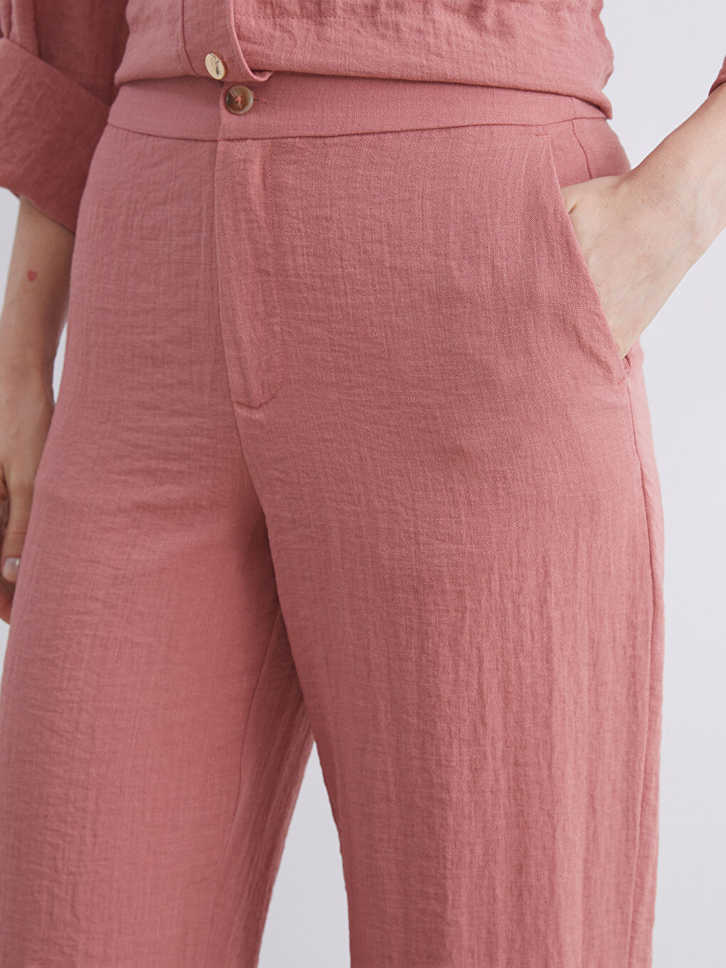 بنطلون واسع الساق مُحكم للسيدات بنقشة مُحببة-2