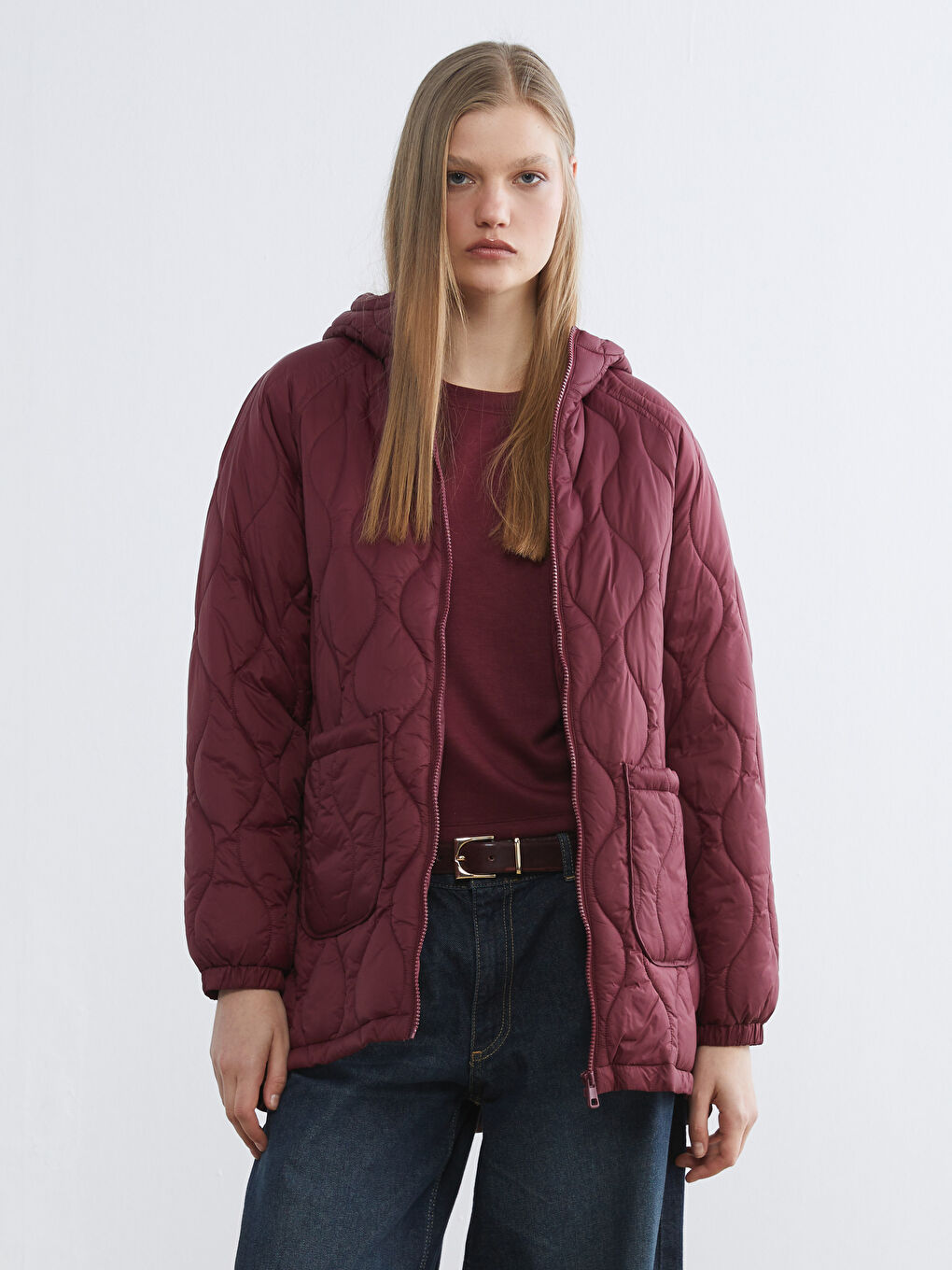 Bordo Kapüşonlu Kapitone Kadın Şişme Mont