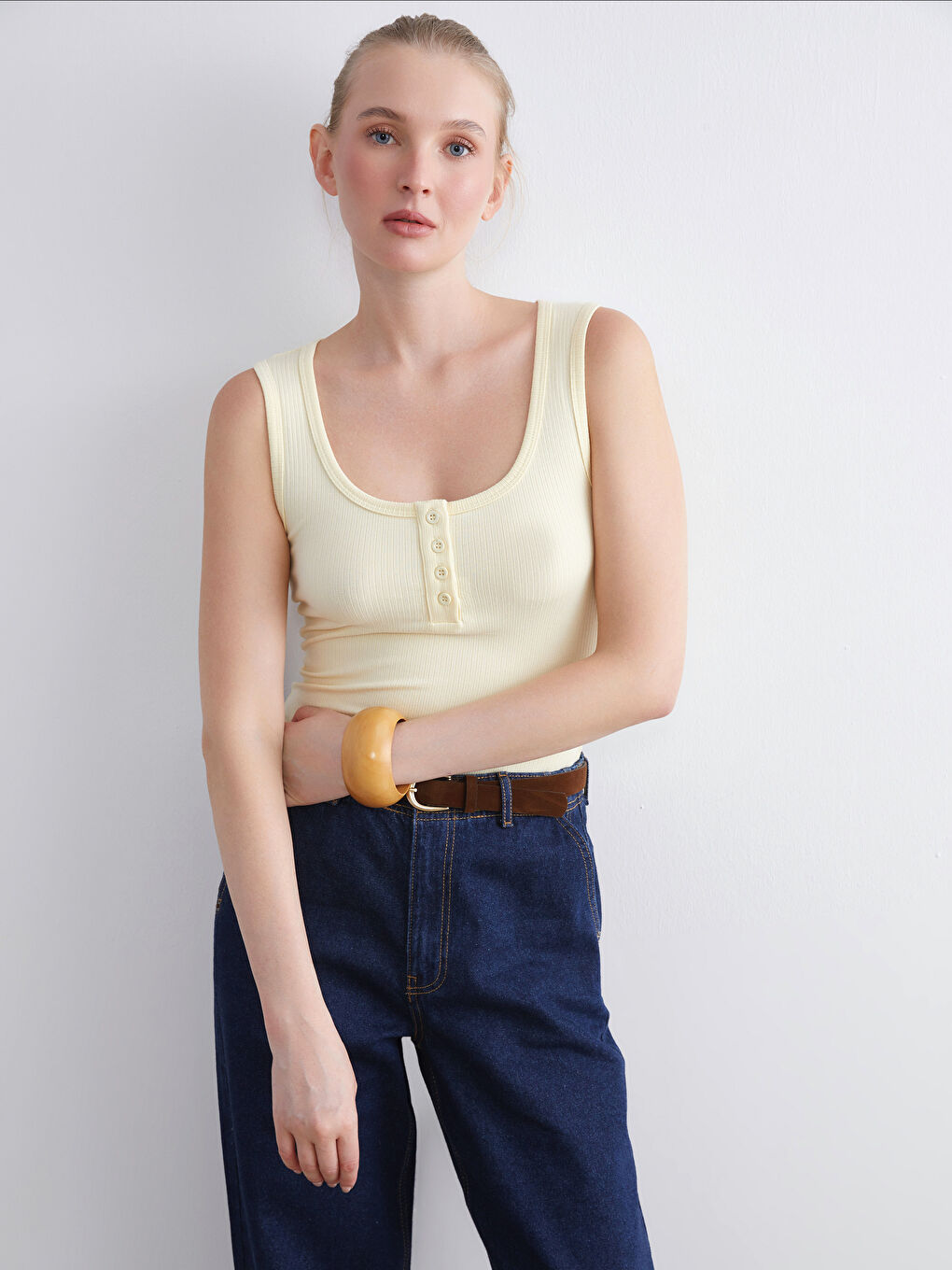 Sarı U Yaka Kadın Atlet