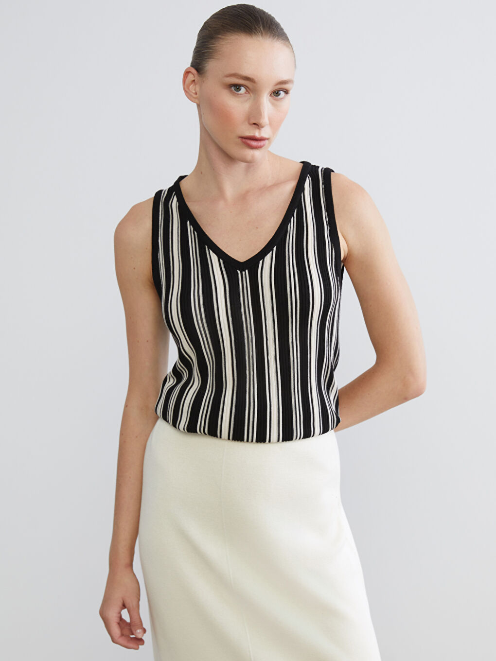 Ekru V Yaka Çizgili Kadın Triko Atlet-1