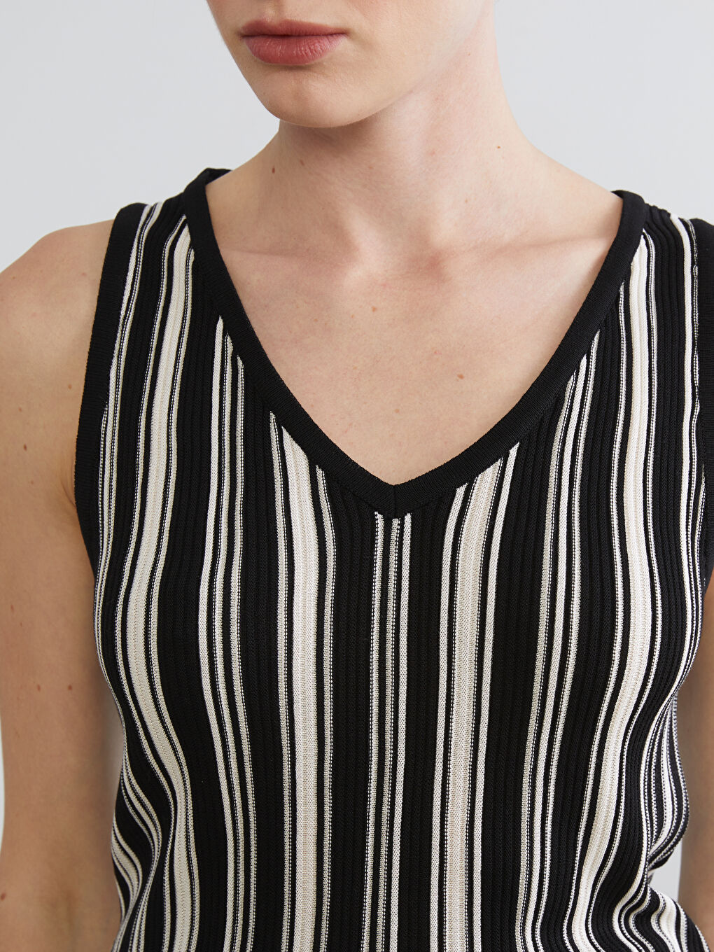 Ekru V Yaka Çizgili Kadın Triko Atlet-3