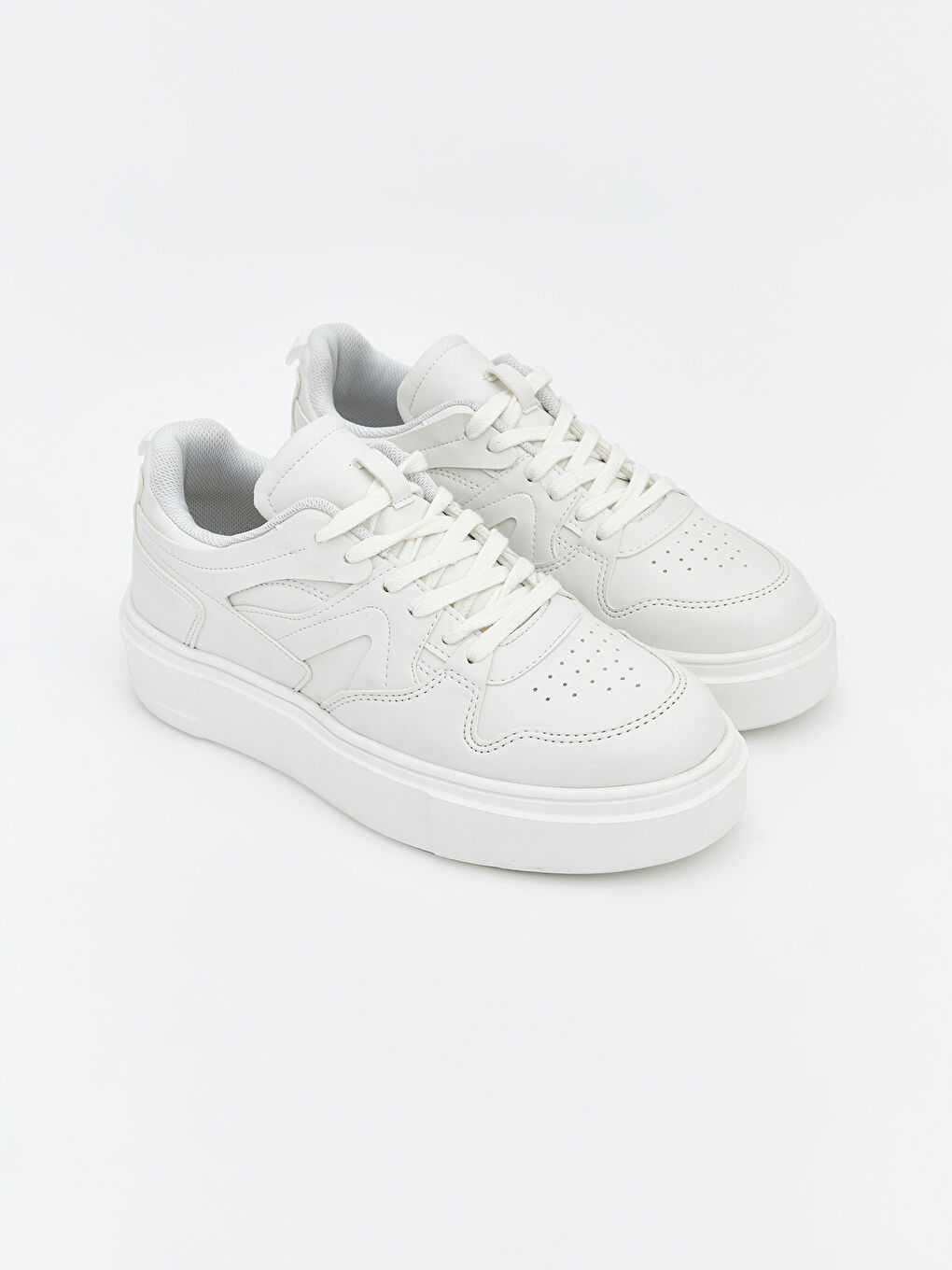 Beyaz Bağcıklı Kadın Spor Ayakkabı