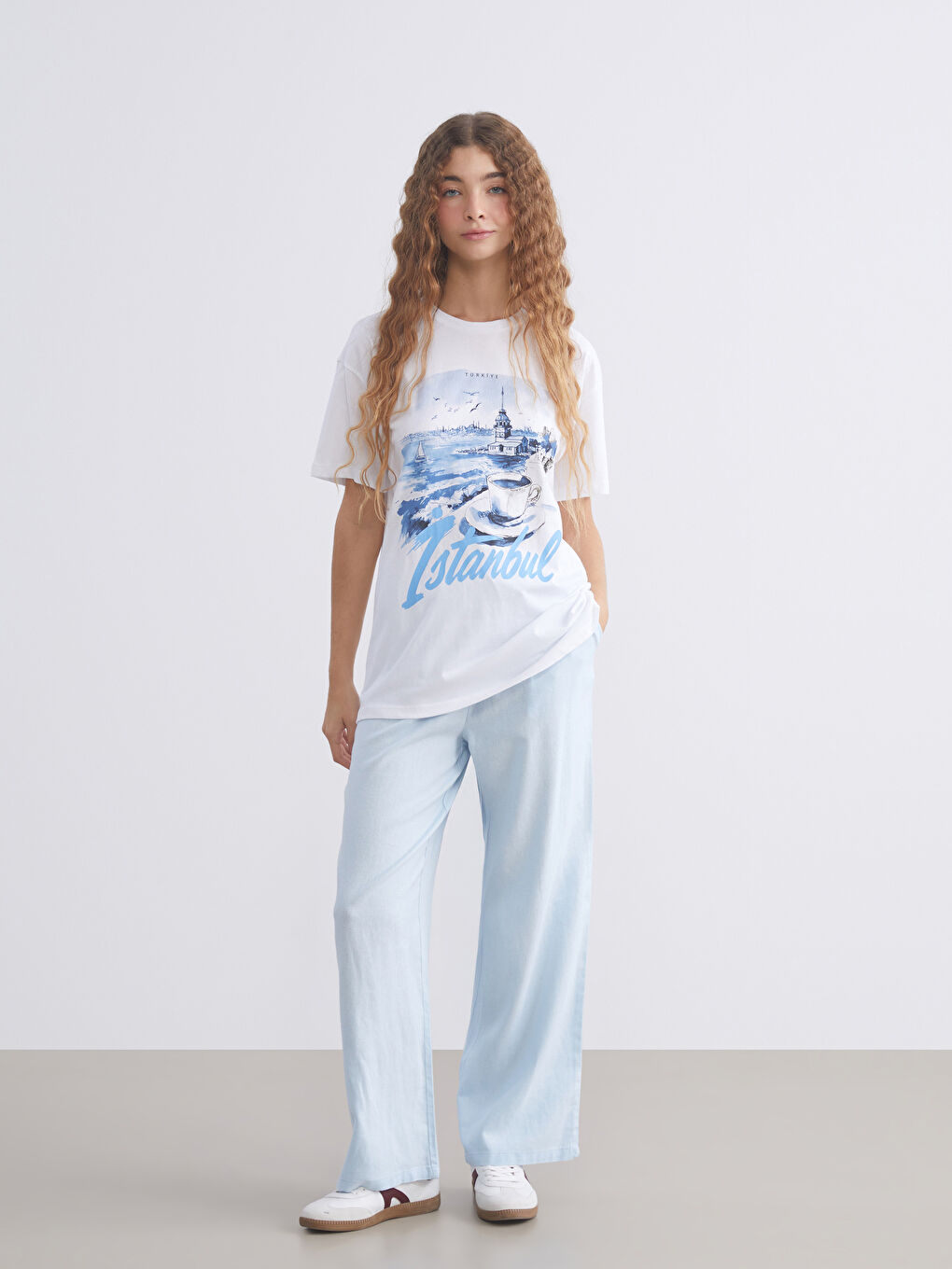 Beyaz İstanbul Baskılı Kadın Tişört-1