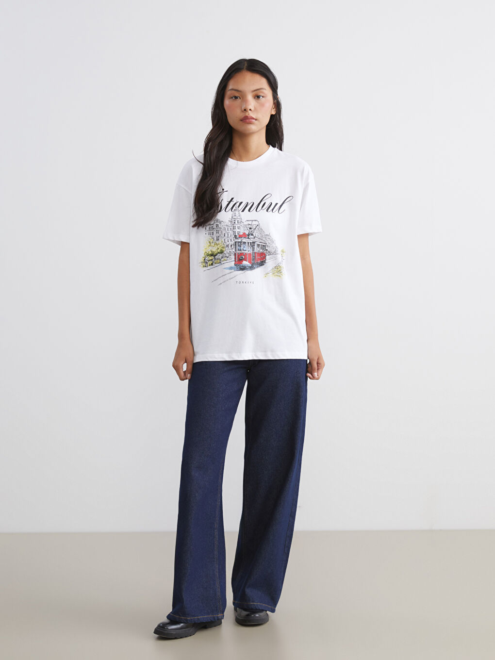 Beyaz Bisiklet Yaka İstanbul Baskılı Kadın Tişört-1