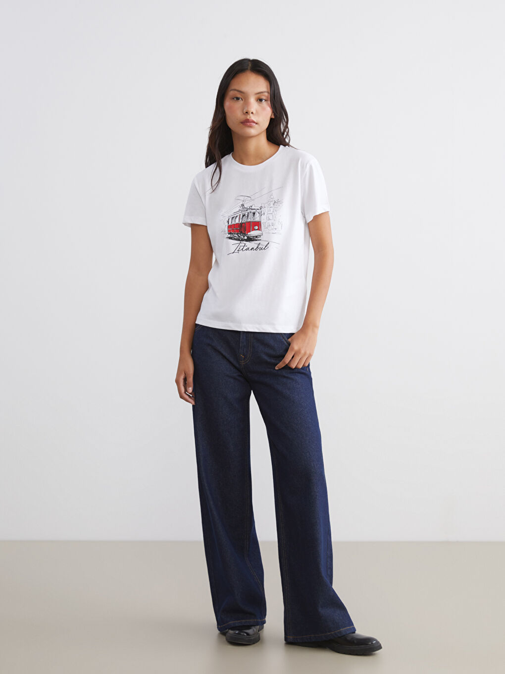 Beyaz Bisiklet Yaka İstanbul Baskılı Kadın Tişört-1