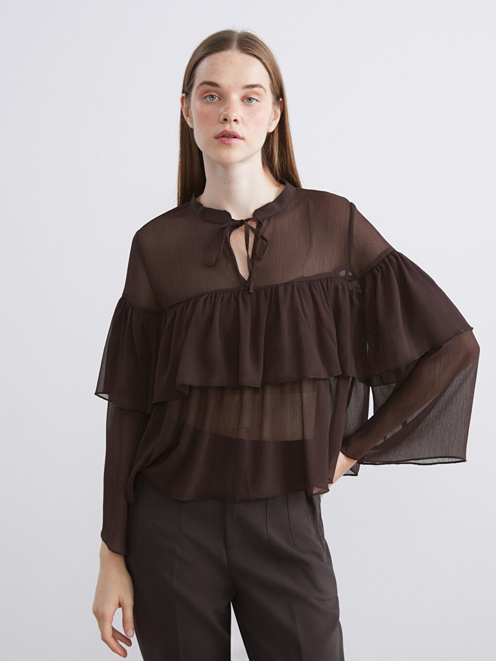 Kahverengi Bağlamalı Yaka Şifon Fırfırlı Bluz
