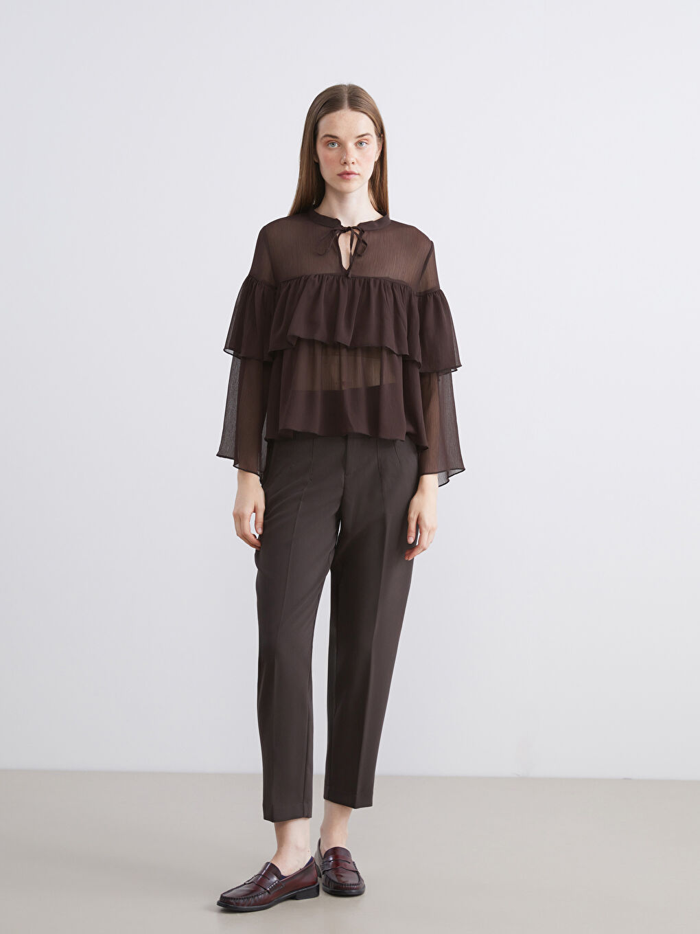 Kahverengi Bağlamalı Yaka Şifon Fırfırlı Bluz-1