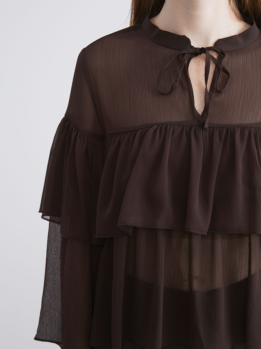 Kahverengi Bağlamalı Yaka Şifon Fırfırlı Bluz-2