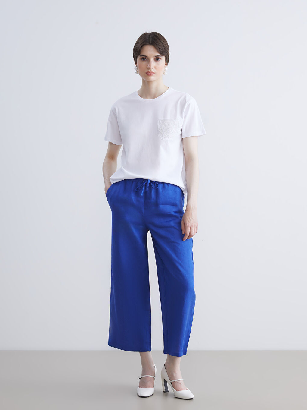 Ekru Bisiklet Yaka Dantel Cepli Kadın Tişört-1