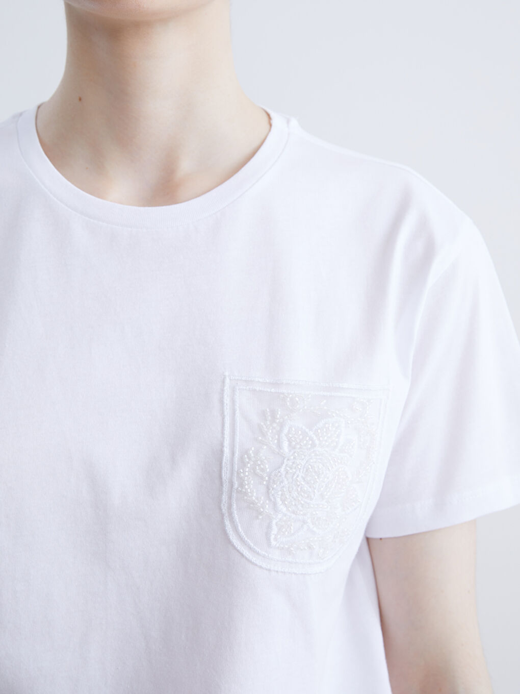 Ekru Bisiklet Yaka Dantel Cepli Kadın Tişört-2