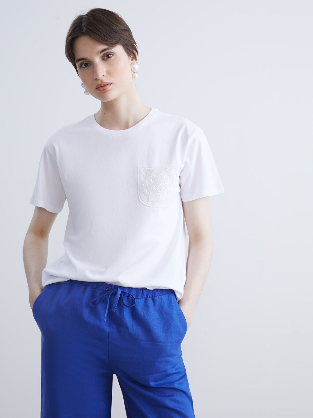 Ekru Bisiklet Yaka Dantel Cepli Kadın Tişört-3