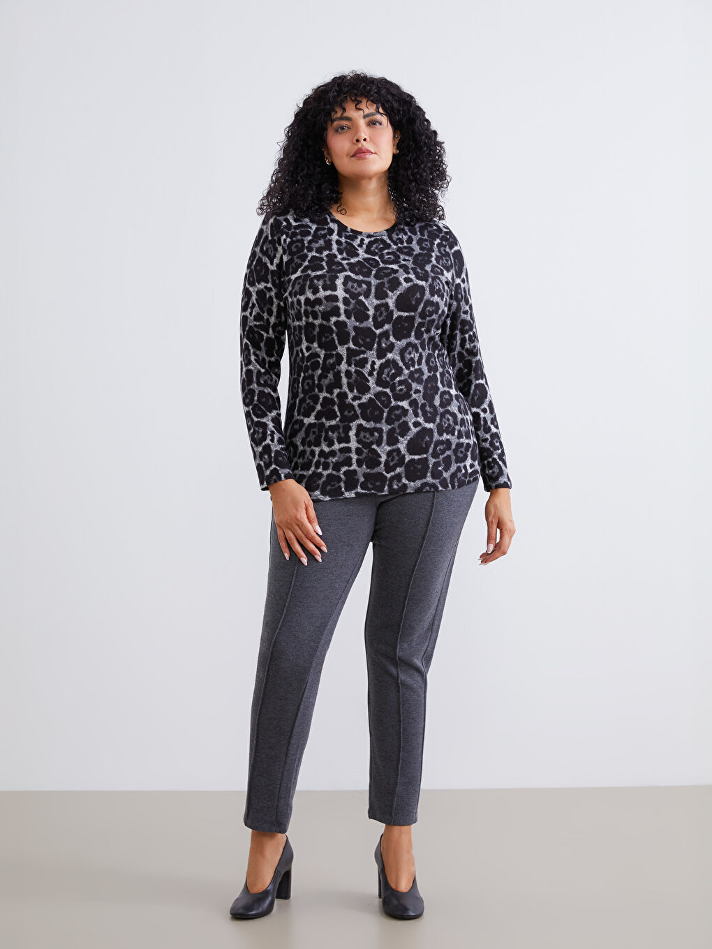 Дөңгелек жағалы өрнекті блузка-7