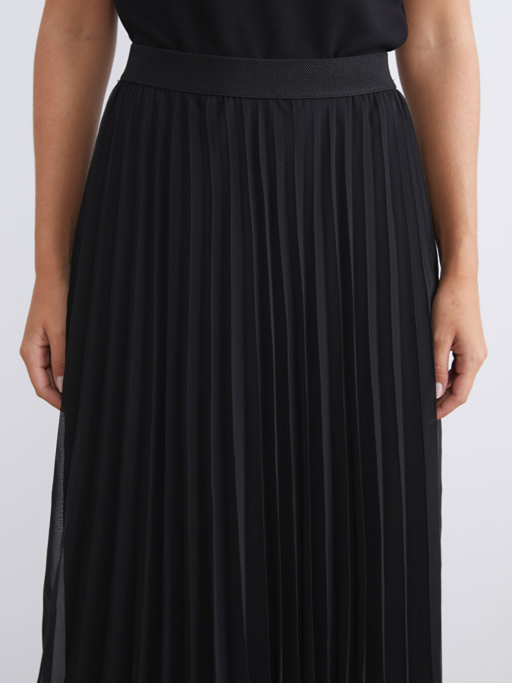 Siyah Beli Lastikli Pileli Etek-2