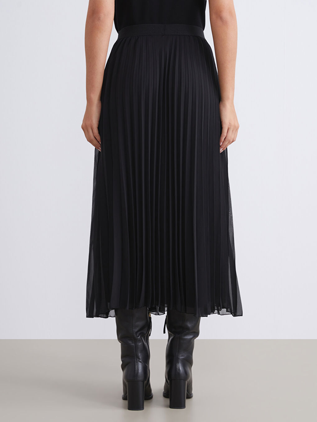 Siyah Beli Lastikli Pileli Etek-3