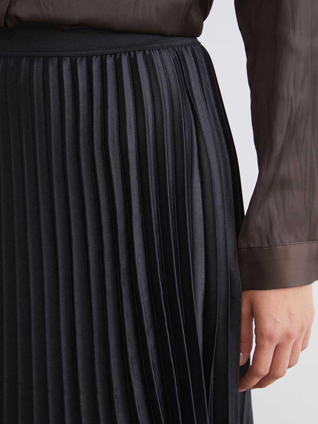 Siyah Beli Lastikli Saten Pileli Etek-2