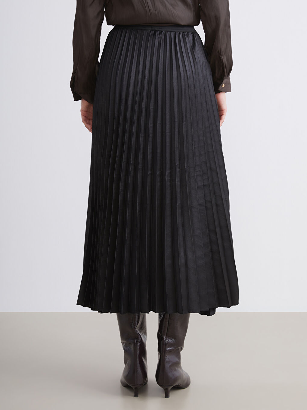 Siyah Beli Lastikli Saten Pileli Etek-3