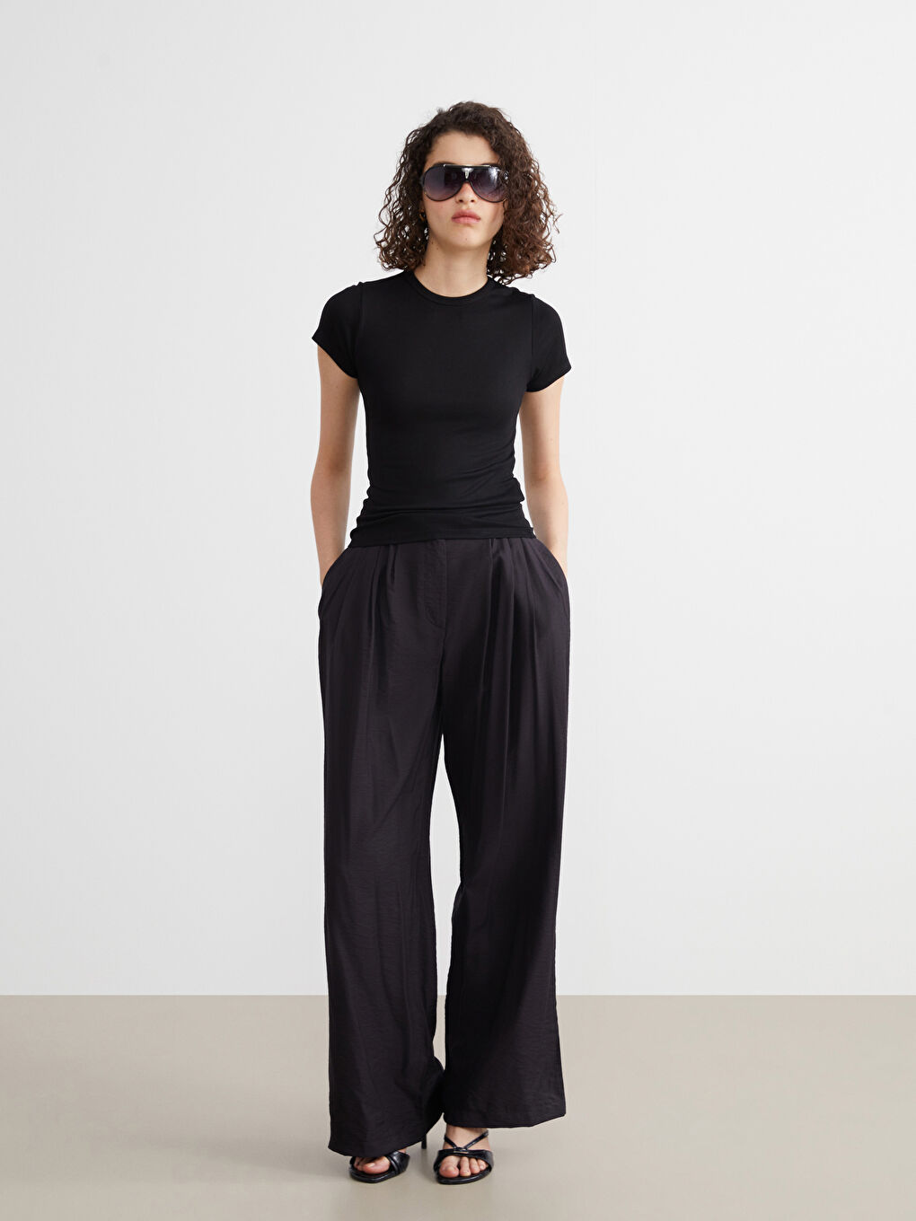 Siyah Bisiklet Yaka Kadın Tişört-1