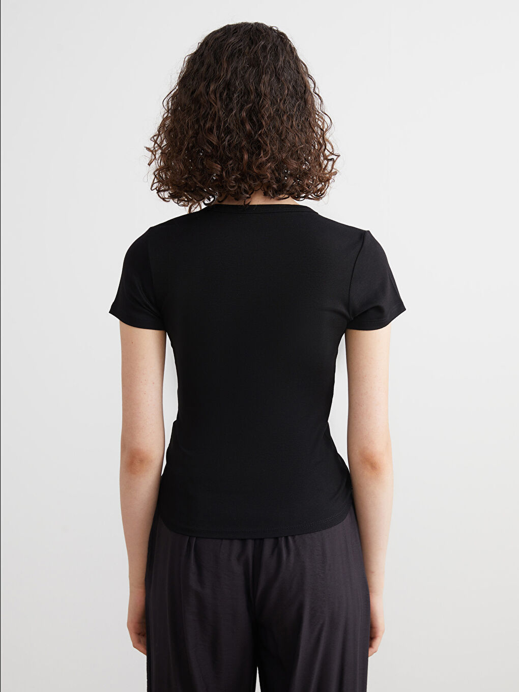 Siyah Bisiklet Yaka Kadın Tişört-3