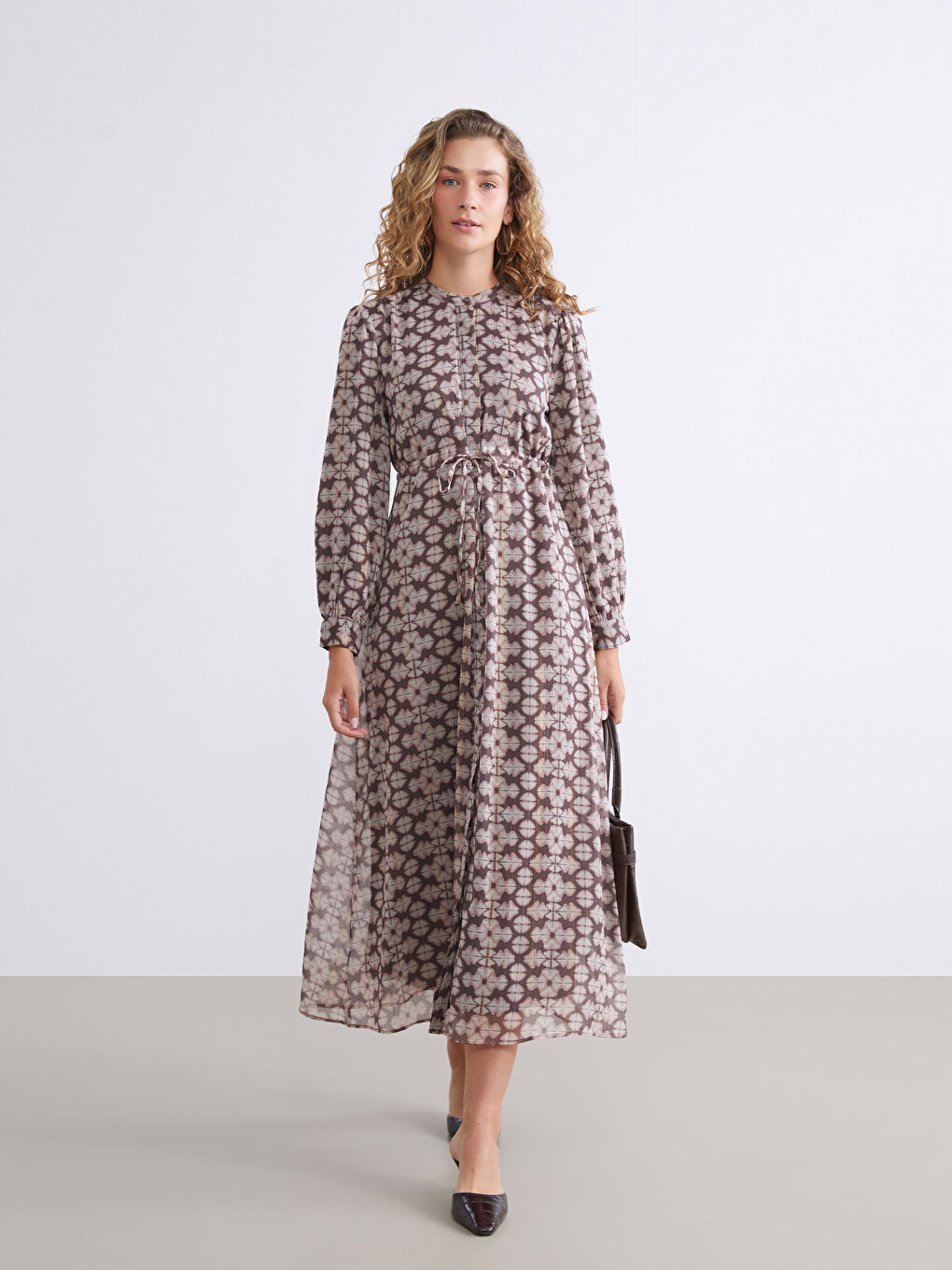 Pembe Hakim Yaka Desenli Belden Oturtmalı Şifon Elbise