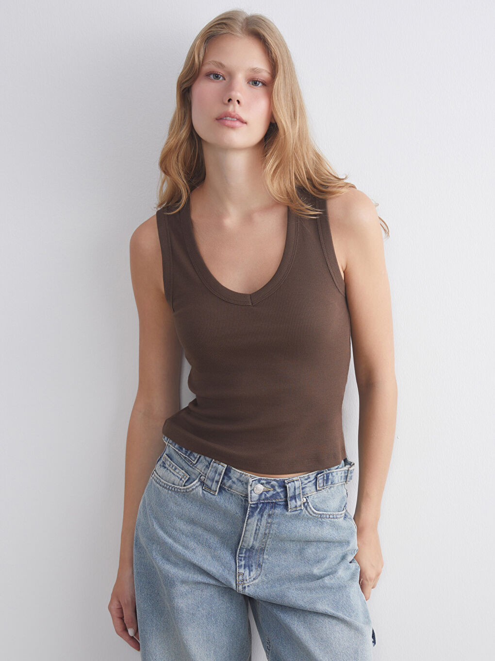 Kahverengi V Yaka Fitilli Kadın Atlet