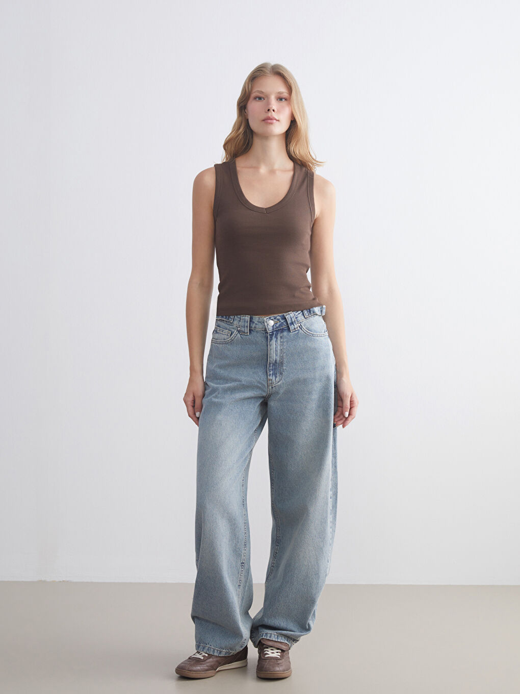 Kahverengi V Yaka Fitilli Kadın Atlet-1