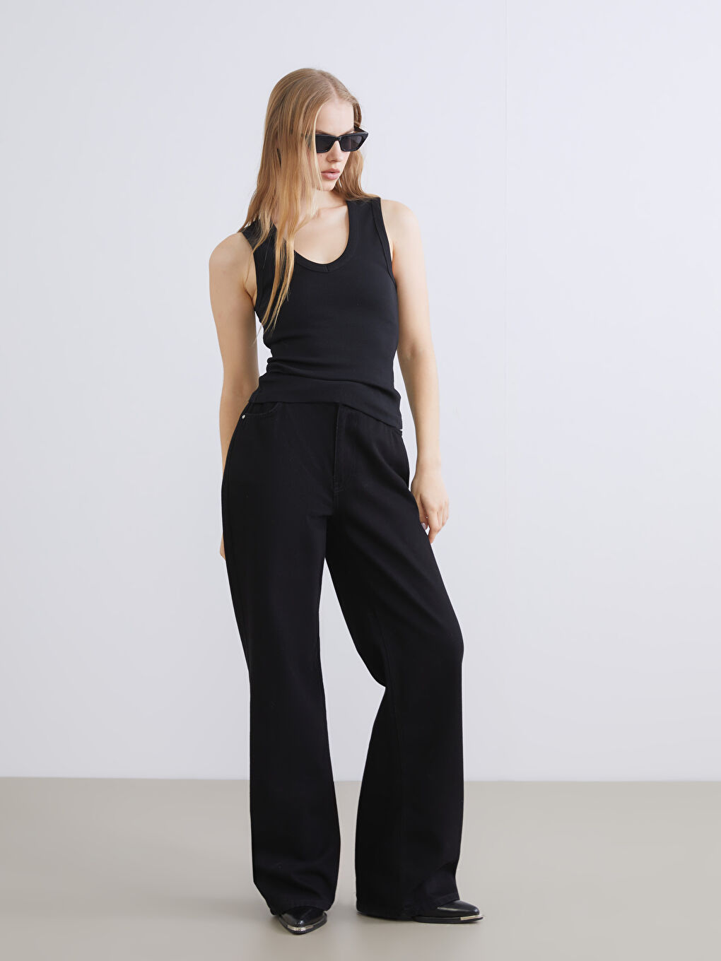 Siyah V Yaka Fitilli Kadın Atlet-1