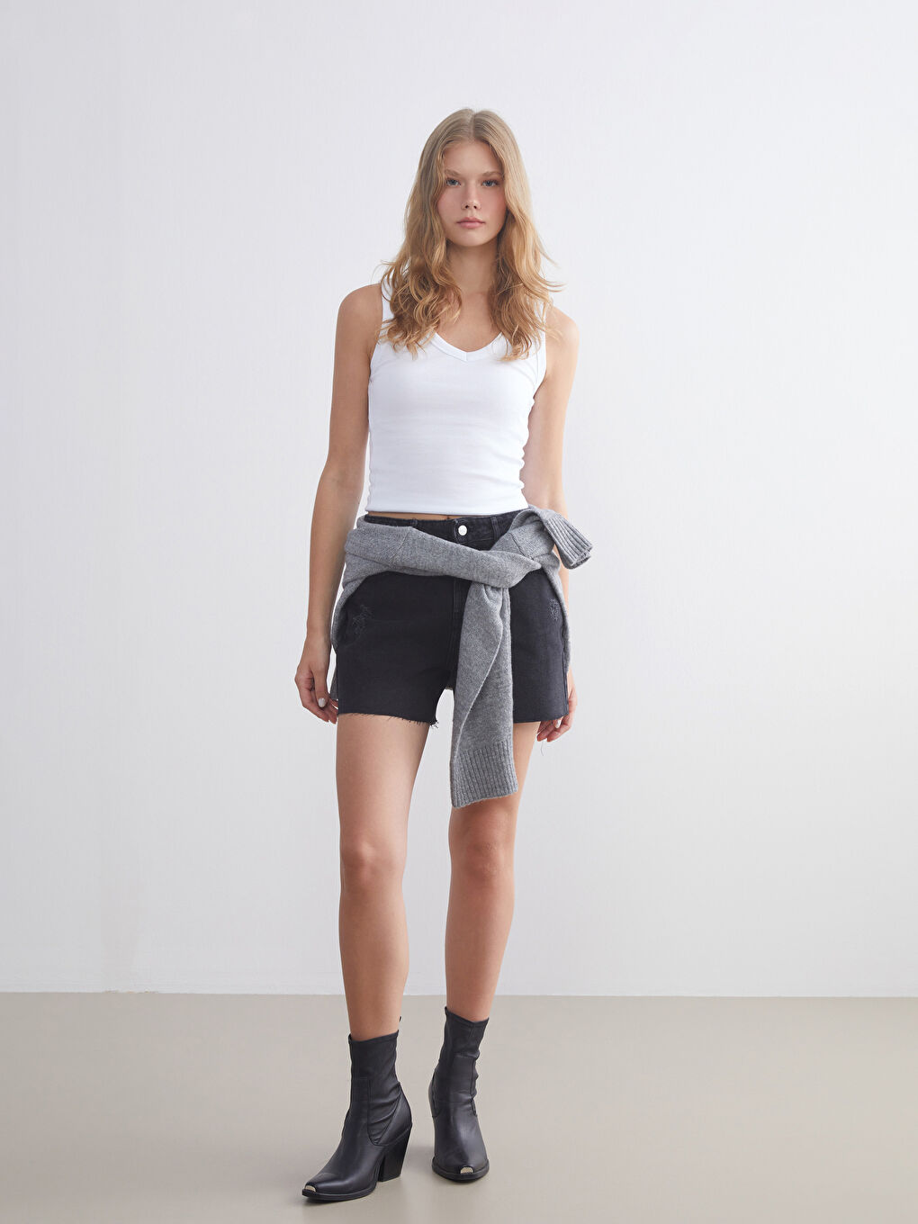 Beyaz V Yaka Fitilli Kadın Atlet-1