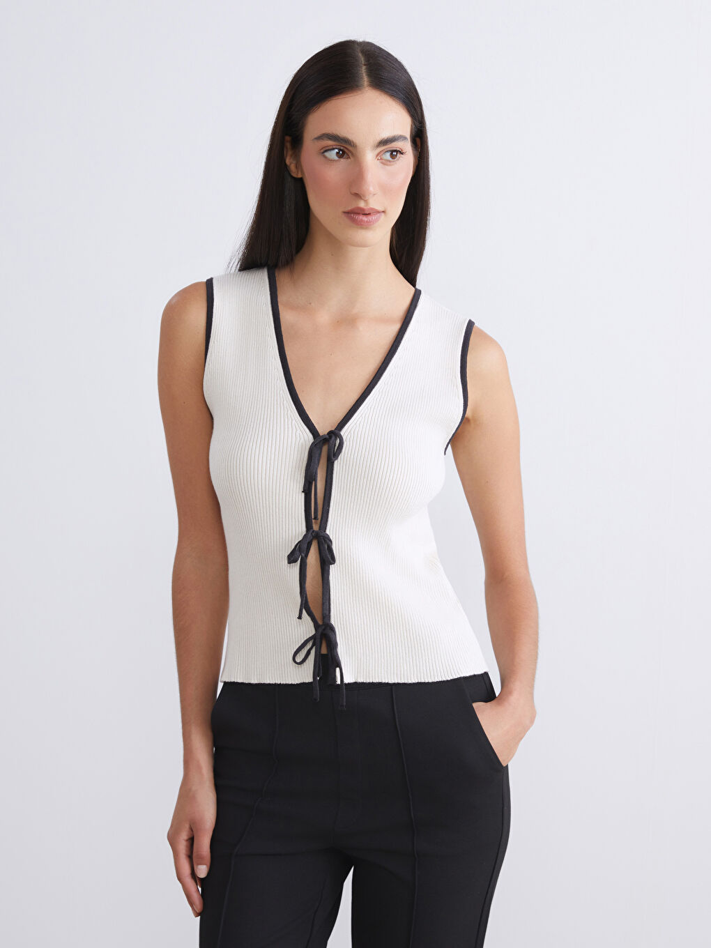 Ekru V Yaka Kadın Triko Yelek