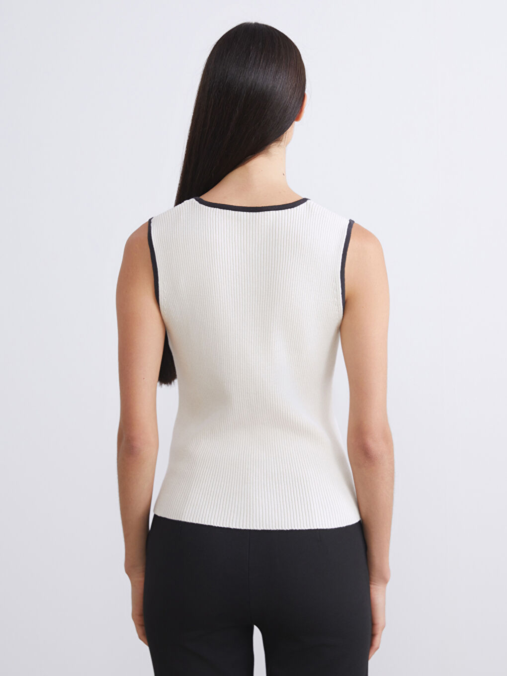 Ekru V Yaka Kadın Triko Yelek-3