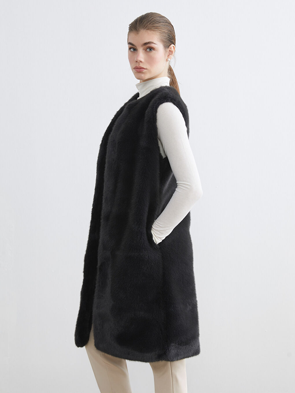 Siyah Bisiklet Yaka Kadın Kürk Yelek