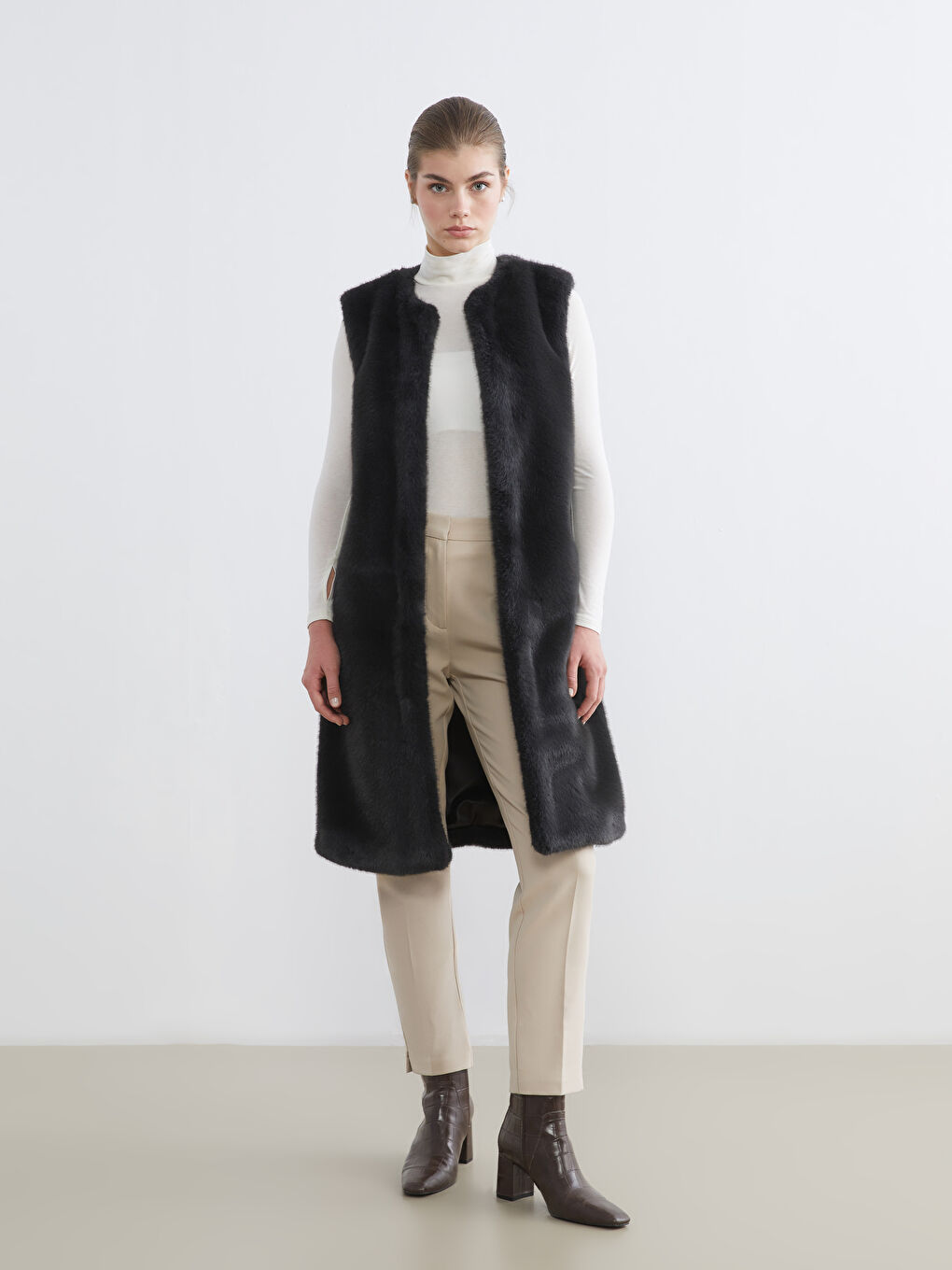 Siyah Bisiklet Yaka Kadın Kürk Yelek-1