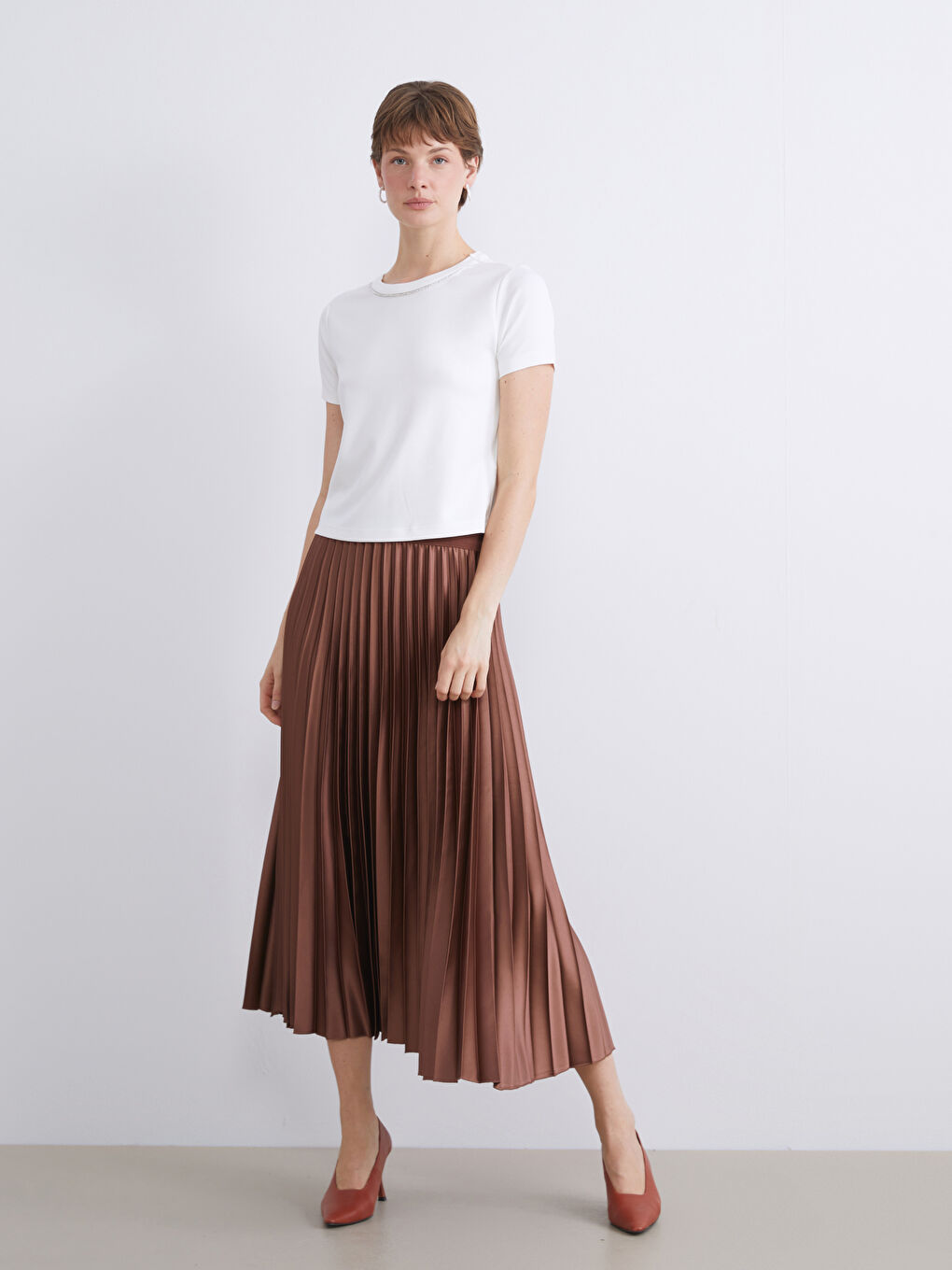 Ekru Bisiklet Yaka Taşlı Kadın Tişört-3