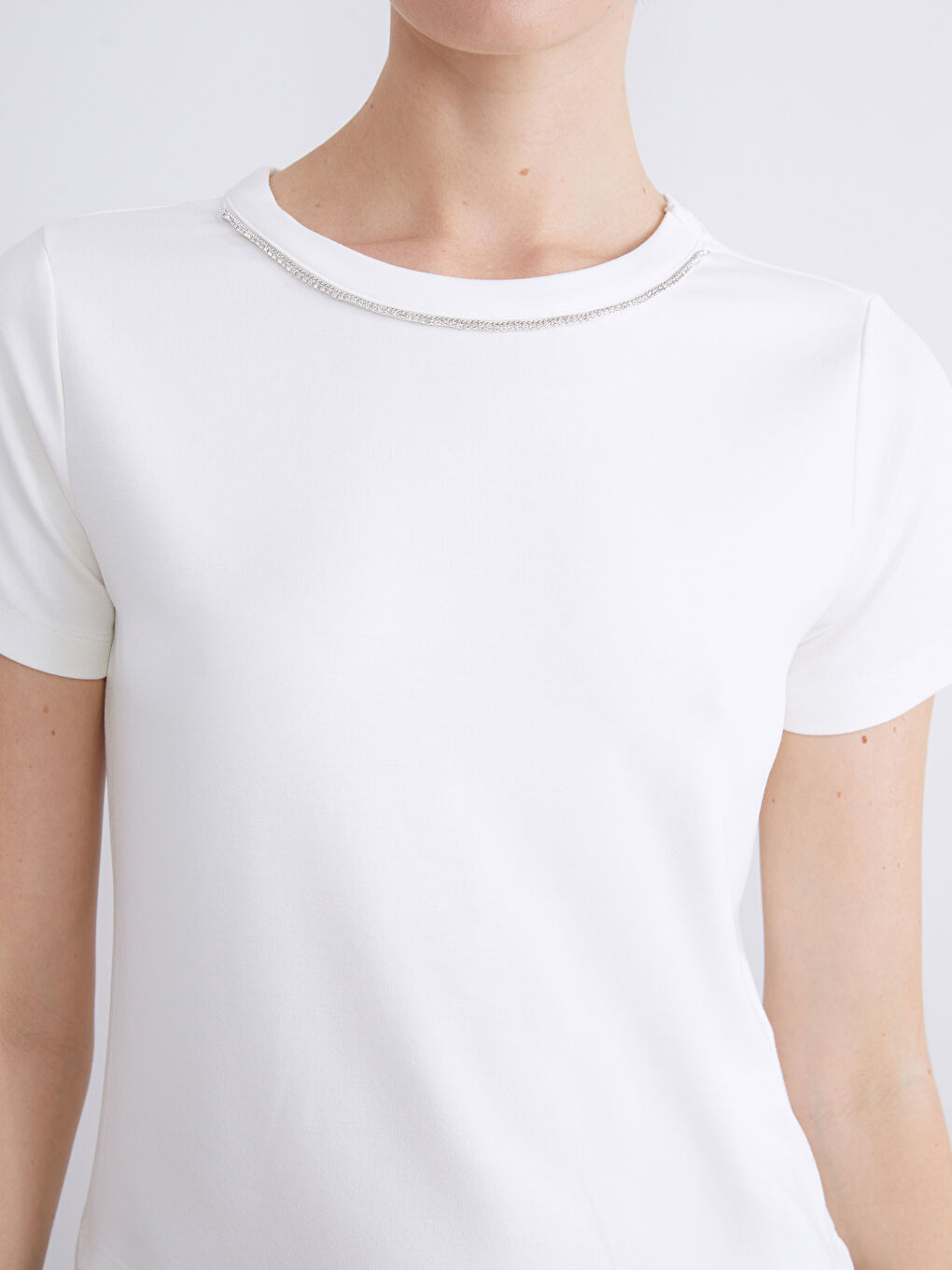 Ekru Bisiklet Yaka Taşlı Kadın Tişört-5