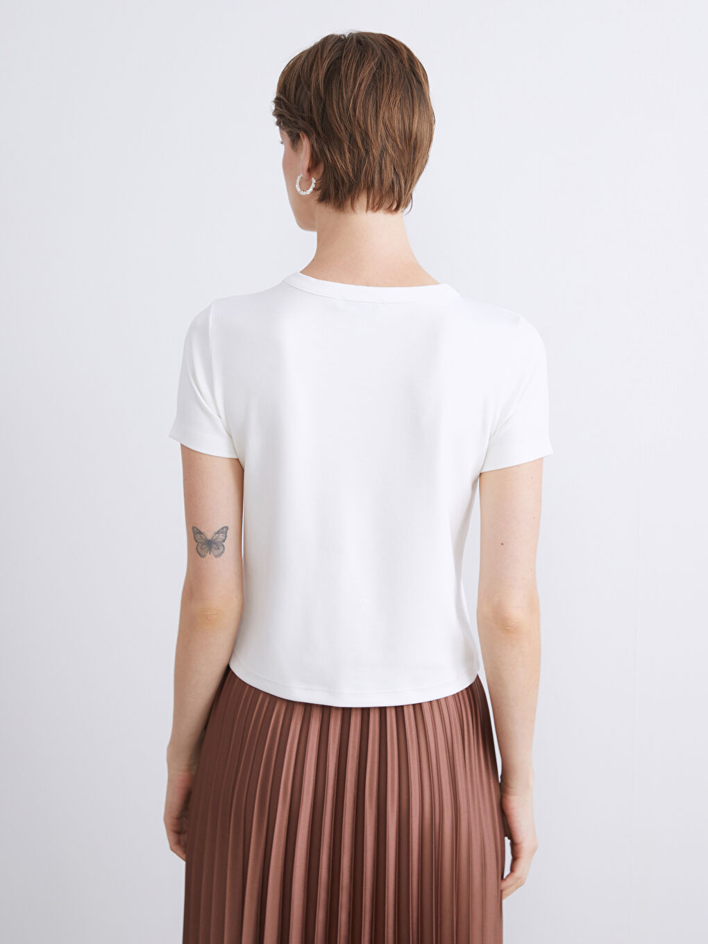 Ekru Bisiklet Yaka Taşlı Kadın Tişört-7