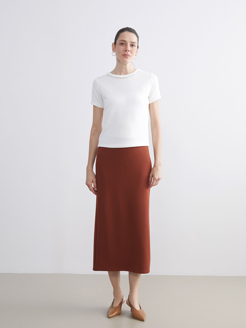 Ekru Bisiklet Yaka Taşlı Kadın Tişört-2