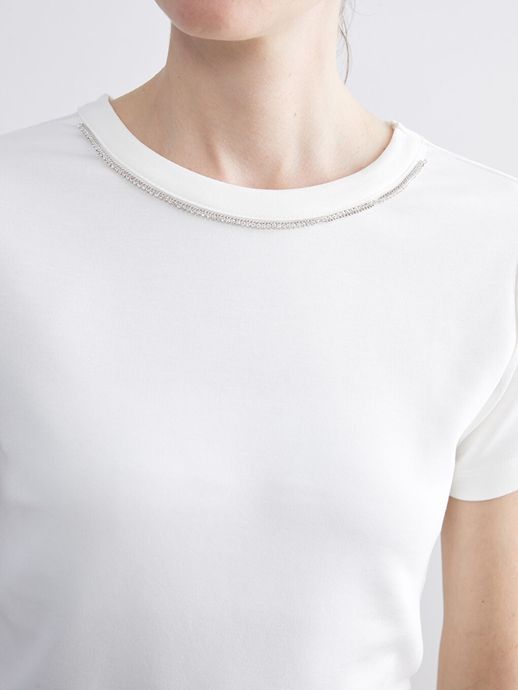 Ekru Bisiklet Yaka Taşlı Kadın Tişört-4