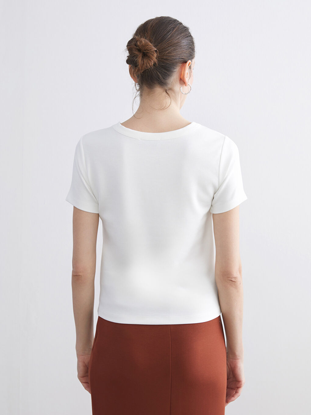 Ekru Bisiklet Yaka Taşlı Kadın Tişört-6