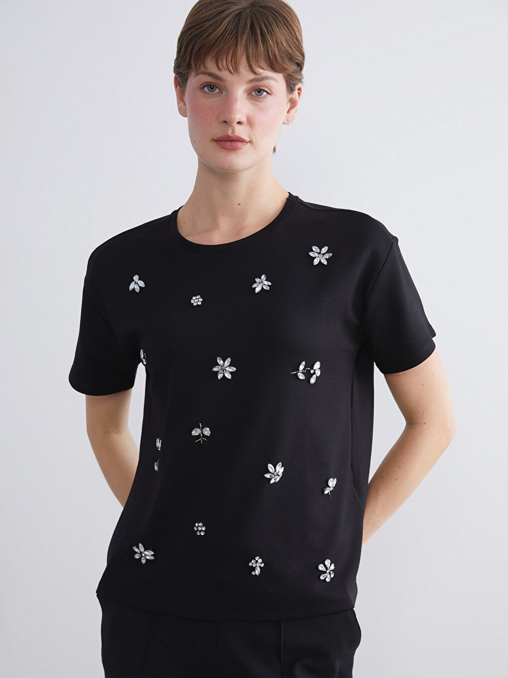Siyah Bisiklet Yaka Çiçekli Taşlı Kadın Tişört