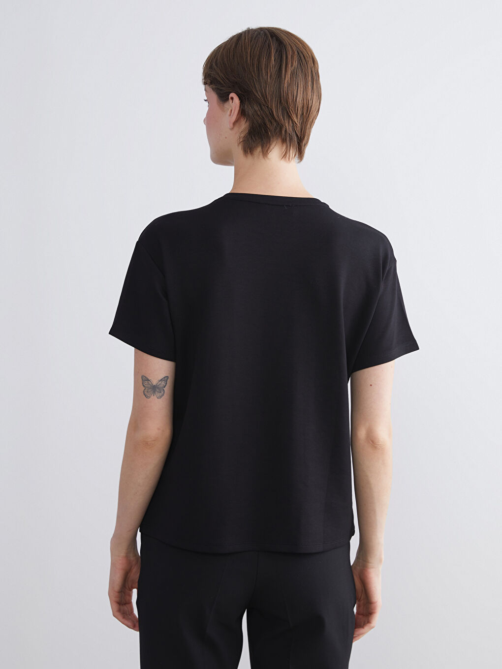 Siyah Bisiklet Yaka Çiçekli Taşlı Kadın Tişört-7