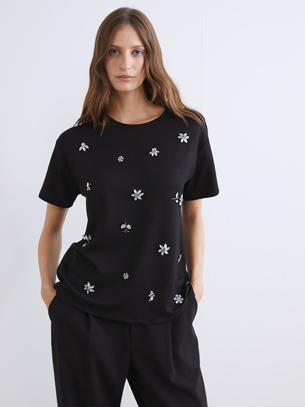 Siyah Bisiklet Yaka Çiçekli Taşlı Kadın Tişört-1